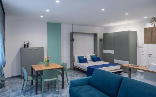 une chambre avec un lit, une table et un canapé dans l'établissement Ercolano Deluxe Bed and Breakfast, à Ercolano