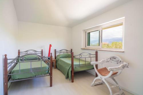 カラタビアーノにあるCasa Margherita vista Etnaの二段ベッド2台と窓のある寝室