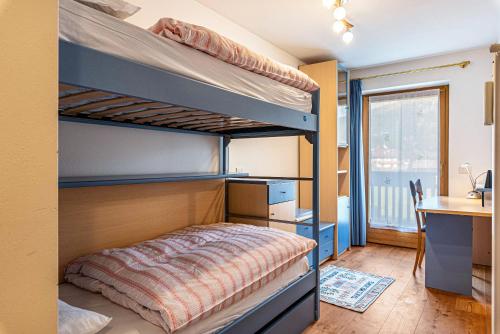 アルバ・ディ・カナツェイにあるCasa Lorettaのベッドルーム1室(二段ベッド1組、デスク付)