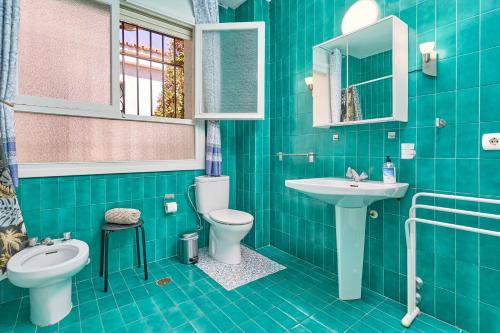 a blue bathroom with a toilet and a sink at Rodriguez Acosta 22 in Nerja