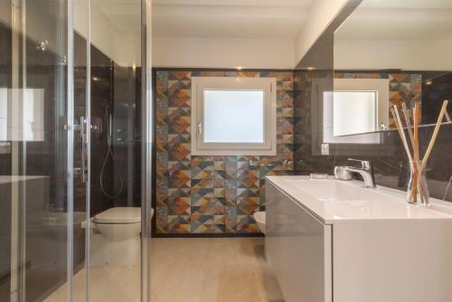 a bathroom with a sink and a shower and a toilet at Residence Meridian Unità 4 in Villa San Pietro
