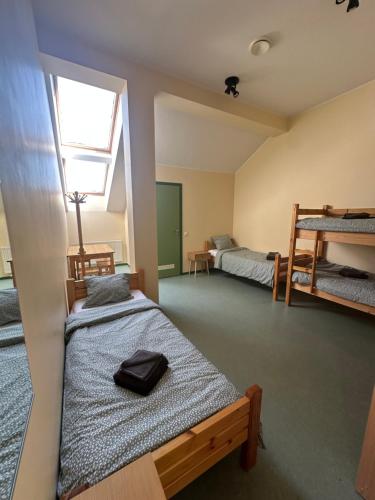 una habitación con dos camas y una ventana en Maidla Hostel, en Maidla