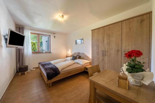 Giường trong phòng chung tại Pfandlerhof Ferienwohnung Grün