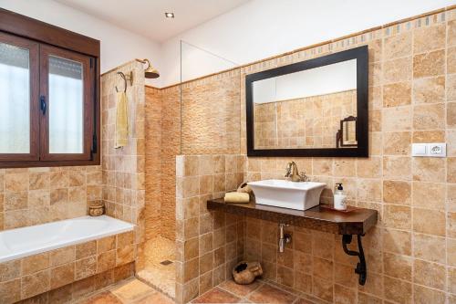 エル・パルマルにあるEl Mirador de Castilnovoの洗面台、浴槽、鏡のあるバスルーム