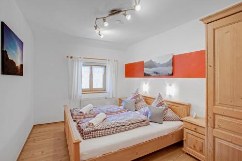 a bedroom with a bed and a window at Ferienwohnung Enzian in Ramsau