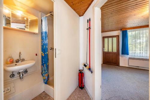 ein Badezimmer mit Waschbecken und Dusche in der Unterkunft Bungalow 8 - Kimbucht in Reichendorf