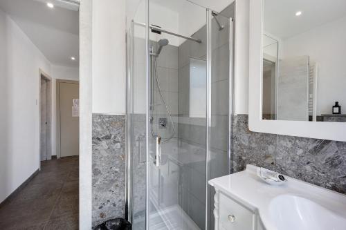 une salle de bain avec une douche en verre et un lavabo dans l'établissement Antichi Ricordi - Il Frantoio, à Molino Nuovo