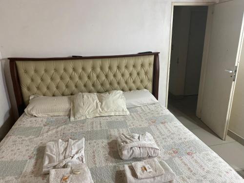 Un dormitorio con una cama con toallas. en La morena, en Ezeiza