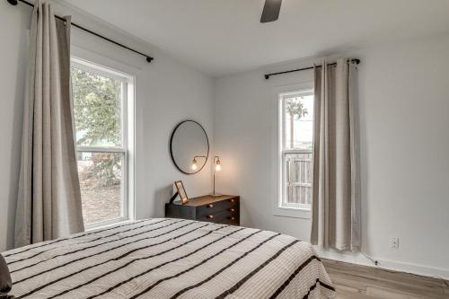 Un dormitorio con una cama grande y dos ventanas. en Near Historic Georgetown Square! Updated Home, en Georgetown