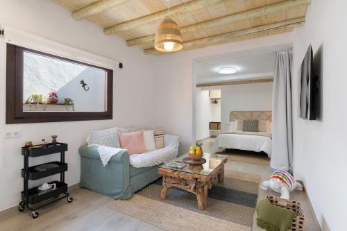 a living room with a couch and a bed at Apartamento Pitaya in Arrecife