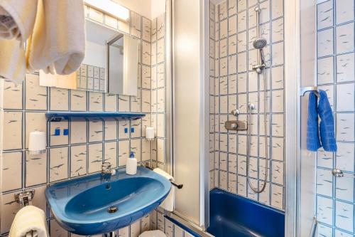 にあるPension Alte Gerbeのバスルーム(青いシンク、シャワー付)