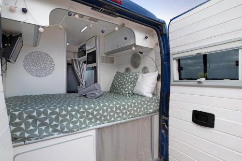 Una caravana con una cama en el medio en Adventure Campingvan, en Famara