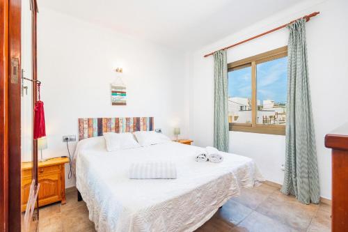 サ・ラピタにあるvistamar sa rapitaのベッドと窓のある寝室