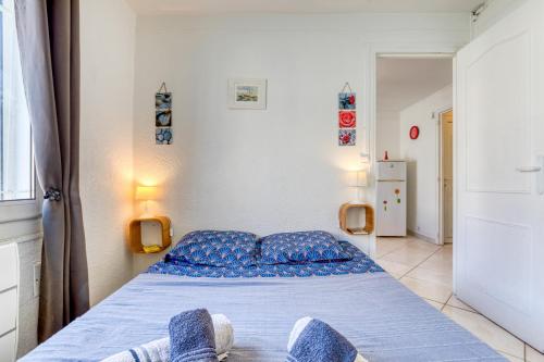 a bedroom with a blue bed in a room at Le cocoon à 30m de la plage in Palavas-les-Flots