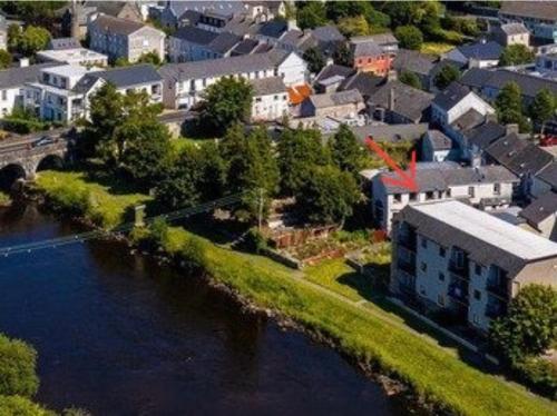 Rooms Foxford في فوكسفورد: منظر جوي لمدينة تقع بجوار نهر