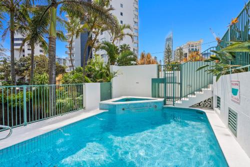 a swimming pool with a swimming poolvisorvisorvisor at Emerald Sands Holiday Apartments in Gold Coast