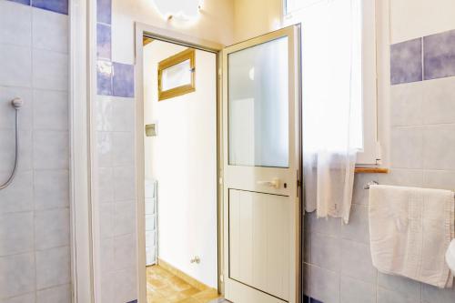 un bagno con doccia e porta a vetri di Gianfranco a Castiglione della Pescaia