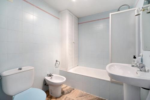 une salle de bain blanche avec toilettes et lavabo dans l'établissement Apartamento en la mejor zona, à Jerez de la Frontera