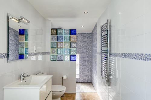 コレラにあるCasa Nostra - Tramuntanaのトイレと洗面台を備えた白いバスルーム
