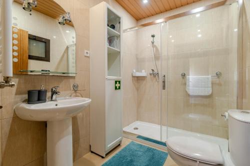une salle de bain avec un lavabo et une douche dans l'établissement Casa Mourelo Alojamento Local, à Ponte da Barca