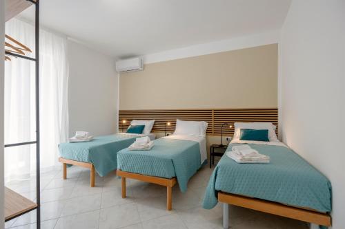 una camera ospedaliera con due letti e uno specchio di Piazzetta al mare a Palermo