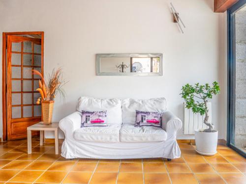 a living room with a white couch and a table at Le Cocon in Villalier