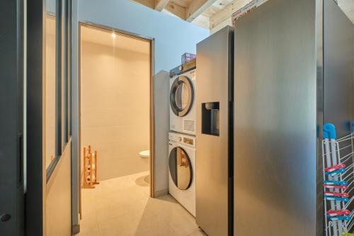 Un baño con lavadora y lavadora y secadora. en Les 3 Som, en Saint-Pierre-de-Chartreuse
