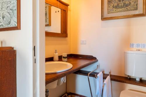 une salle de bain avec un lavabo et des toilettes dans l'établissement La casa della Guglia, à Monte San Savino