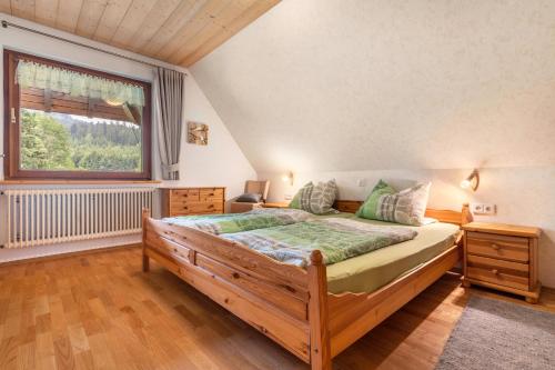 Un dormitorio con una gran cama de madera en una habitación. en Vogelnest, en Wolfach