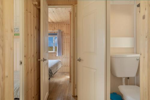 Il comprend une chambre et une salle de bains pourvue de toilettes. dans l'établissement Las Tres Hermanas 2, à Conil de la Frontera