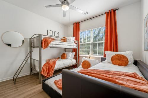 een slaapkamer met twee stapelbedden en een raam bij 1st Floor 3BR - Pool, Full Gym, Bikes and Grill! in Yulee