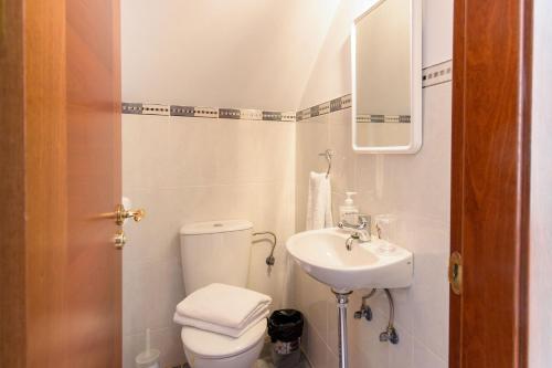 un piccolo bagno con un water e un lavandino di Duplex vista mar a Playa Blanca