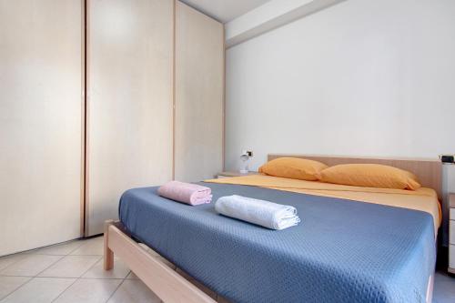 een slaapkamer met twee bedden met handdoeken erop bij Casa Lierna in Lierna