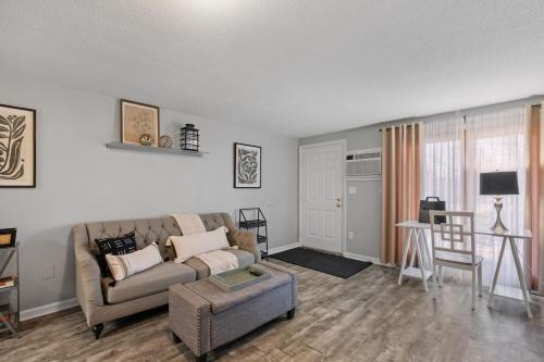 Et tv og/eller underholdning på Stylish 1st Flr 1Bed Condo-Close to Downtown Dover