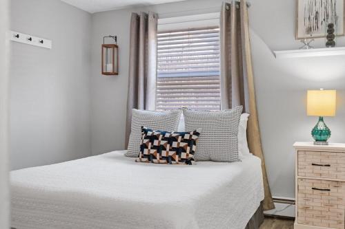 En eller flere senge i et værelse på Stylish 1st Flr 1Bed Condo-Close to Downtown Dover