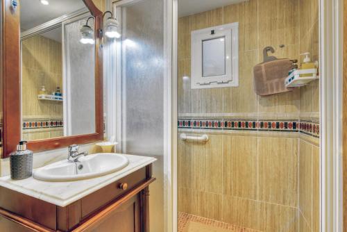 a bathroom with a sink and a mirror at Ca Margarita in Benegida