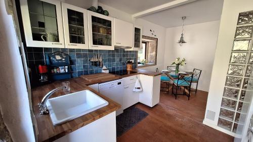 ア・グアルダにあるCasa Gallega Tradicional La Marの白いキャビネット付きのキッチン、ダイニングルーム