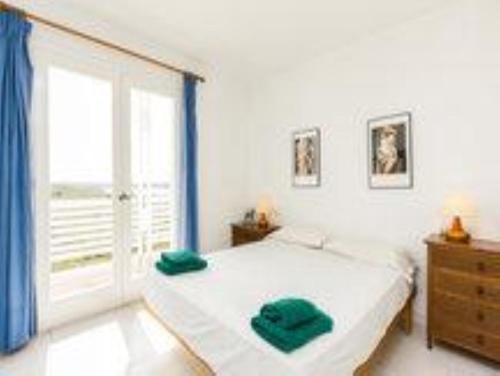 アス・マルカダルにあるDuplex Son Parc Vistas Costa Norteのベッドと窓のある白い寝室