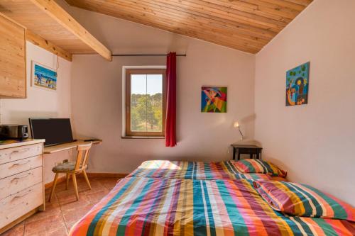 Postel nebo postele na pokoji v ubytování Joli Studio Au Bord De La Rivière -