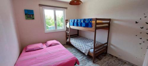 une chambre avec deux lits superposés et une fenêtre dans l'établissement Villa Loumapé, à Ribes