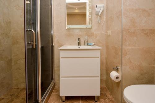 Un baño de Dat Exx Apartments