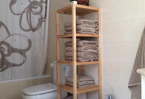 a wooden towel rack in a bathroom with towels at Lovely townhouse in Riviera del Sol in Sitio de Calahonda