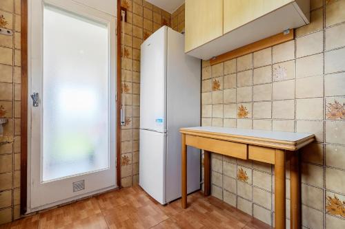 una pequeña cocina con nevera y ventana en Apartamento Segur Calafell, en Calafell