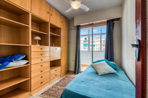 a bedroom with a bed and a window at Apartamento de playa en Cullera in Cullera