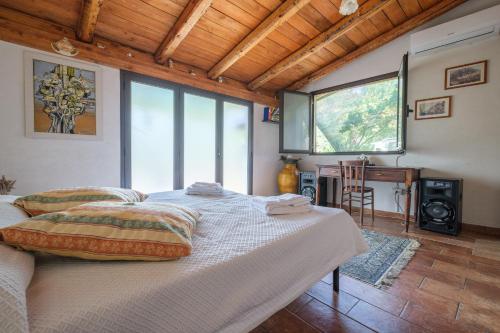 Un dormitorio con una cama en una habitación con una mesa. en Casa di Martina, en Savoca