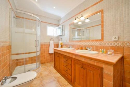 ein Badezimmer mit zwei Waschbecken und einer Dusche in der Unterkunft Can Pepe Pujolet in Santa Gertrudis