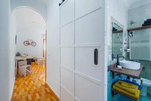 カルモナにあるCasa Catalánの白い壁のバスルーム(シンク付)