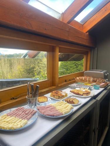 ビージャ・ラ・アンゴストゥーラにあるPuerto Manzano Suites and Glamping by Visionnaireのテーブルの上にたくさんの料理が並んだビュッフェ