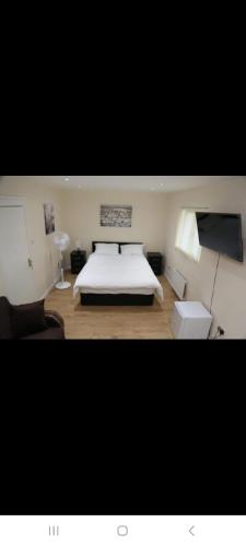 a bedroom with a bed and a flat screen tv at BUDGET Twin Double Rooms in Thamesmead