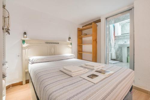 グラナダにあるAlicia's Houseのベッドとタオル2枚のある寝室